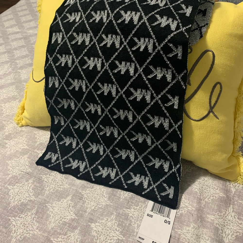 SCARF - Picture 2 of 3